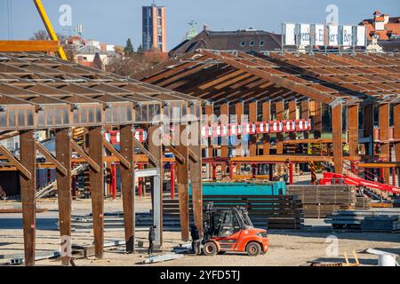 Abbau Oktoberfest, Festzelte im Rohbau auf der Baustelle, München, November 2024 Deutschland, München, 04.11.2024, Abbau Oktoberfest, als letztes stehen noch die Festzelte im Rohbau, darunter das Löwenbräu-Zelt rechts, überall auf der Baustelle wird fleißig Gear beitet, bayern, bayerisch, *** Démantèlement Oktoberfest, tentes de festival dans la coquille sur le chantier, Munich, novembre 2024 Allemagne, Munich, 04 11 2024, démantèlement de l’Oktoberfest, la dernière chose encore debout sont les tentes du festival dans la coquille, y compris la tente Löwenbräu sur la droite, partout sur le chantier est bus Banque D'Images