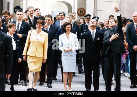 16 Maggio 1995 Praga Archivio Storico Olycom/Lapresse Silvia Renate Sommerlath (Heidelberg, 23 dicembre 1943) è la regina consorte di Svezia dal 1976, in quanto moglie di Carlo XVI Gustavo. Dal 2011 è la consorte sovrana svedese con il regno più lungo, primato detenuto in provincienza da Sofia di Nassau. È impegnata a live umanitario nello sviluppo dei diritti dei bambini, nel miglioramento della qualità della vita dei disabili e delle persone affette da demenza. Nella Foto : Regina Silvia Renate Sommerlath e suo marito re Carlo XVI Gustavo in visita in Repubblica CECA incontrano la copia pre Banque D'Images