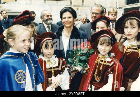 16 Maggio 1995 Praga Archivio Storico Olycom/Lapresse Silvia Renate Sommerlath (Heidelberg, 23 dicembre 1943) è la regina consorte di Svezia dal 1976, in quanto moglie di Carlo XVI Gustavo. Dal 2011 è la consorte sovrana svedese con il regno più lungo, primato detenuto in provincienza da Sofia di Nassau. È impegnata a live umanitario nello sviluppo dei diritti dei bambini, nel miglioramento della qualità della vita dei disabili e delle persone affette da demenza. Nella Foto : Regina Silvia Renate Sommerlath e suo marito re Carlo XVI Gustavo in visita in Repubblica CECA sur la photo : Queen si Banque D'Images