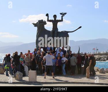 Sculpture L'enlèvement d'Europe - conçu par le réalisateur crétois Nikos Koundouros et a été créé par Nikos et Pantelis Sotiriades. Banque D'Images