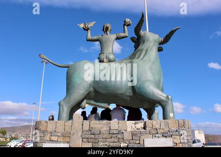 Sculpture L'enlèvement d'Europe - conçu par le réalisateur crétois Nikos Koundouros et a été créé par Nikos et Pantelis Sotiriades. Banque D'Images