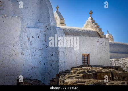 Église chrétienne avec des murs blanchis à la chaux sur l'île de Mykonos, Grèce Banque D'Images