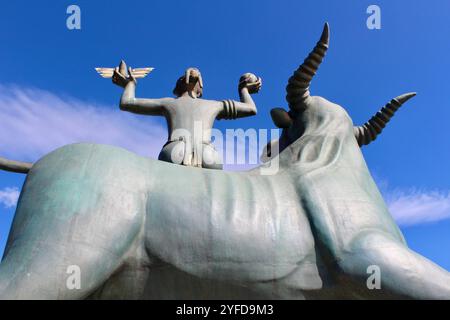 Sculpture L'enlèvement d'Europe - conçu par le réalisateur crétois Nikos Koundouros et a été créé par Nikos et Pantelis Sotiriades. Banque D'Images