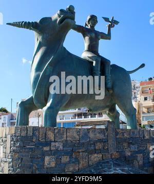 Sculpture L'enlèvement d'Europe - conçu par le réalisateur crétois Nikos Koundouros et a été créé par Nikos et Pantelis Sotiriades. Banque D'Images