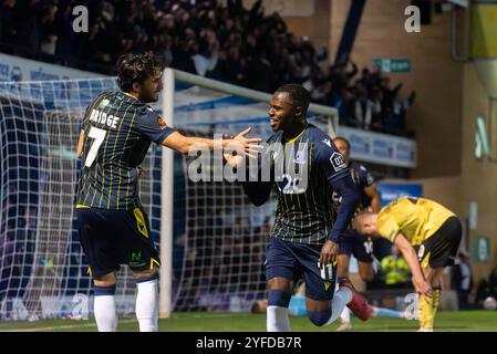 Jack Bridge et Josh Walker célèbrent l'égaliseur tardif 3-3 pour Southend Utd contre Charlton Athletic lors du premier tour de la FA Cup au Roots Hall Banque D'Images