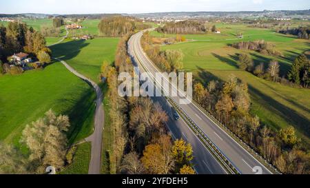 Allgäu, Bavière, Allemagne - 1er novembre 2024 : vue aérienne de la route fédérale 12 B12 entre Waltenhofen et Isny im Allgäu à l'automne *** Luftaufnahme der Bundesstraße 12 B12 zwischen Waltenhofen und Isny im Allgäu im Herbst Banque D'Images