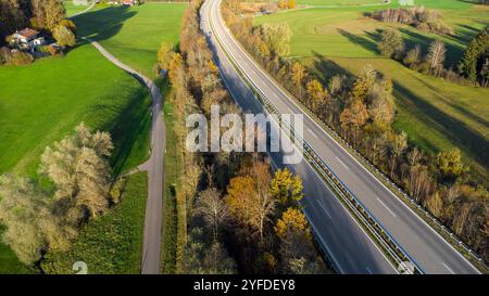 Allgäu, Bavière, Allemagne - 1er novembre 2024 : vue aérienne de la route fédérale 12 B12 entre Waltenhofen et Isny im Allgäu à l'automne *** Luftaufnahme der Bundesstraße 12 B12 zwischen Waltenhofen und Isny im Allgäu im Herbst Banque D'Images