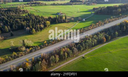 Allgäu, Bavière, Allemagne - 1er novembre 2024 : vue aérienne de la route fédérale 12 B12 entre Waltenhofen et Isny im Allgäu à l'automne *** Luftaufnahme der Bundesstraße 12 B12 zwischen Waltenhofen und Isny im Allgäu im Herbst Banque D'Images