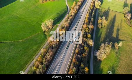 Allgäu, Bavière, Allemagne - 1er novembre 2024 : vue aérienne de la route fédérale 12 B12 entre Waltenhofen et Isny im Allgäu à l'automne *** Luftaufnahme der Bundesstraße 12 B12 zwischen Waltenhofen und Isny im Allgäu im Herbst Banque D'Images