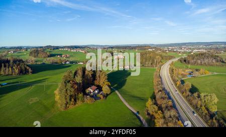 Allgäu, Bavière, Allemagne - 1er novembre 2024 : vue aérienne de la route fédérale 12 B12 entre Waltenhofen et Isny im Allgäu à l'automne *** Luftaufnahme der Bundesstraße 12 B12 zwischen Waltenhofen und Isny im Allgäu im Herbst Banque D'Images