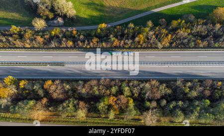 Allgäu, Bavière, Allemagne - 1er novembre 2024 : vue aérienne de la route fédérale 12 B12 entre Waltenhofen et Isny im Allgäu à l'automne *** Luftaufnahme der Bundesstraße 12 B12 zwischen Waltenhofen und Isny im Allgäu im Herbst Banque D'Images