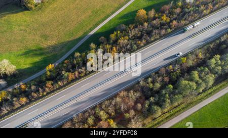 Allgäu, Bavière, Allemagne - 1er novembre 2024 : vue aérienne de la route fédérale 12 B12 entre Waltenhofen et Isny im Allgäu à l'automne *** Luftaufnahme der Bundesstraße 12 B12 zwischen Waltenhofen und Isny im Allgäu im Herbst Banque D'Images