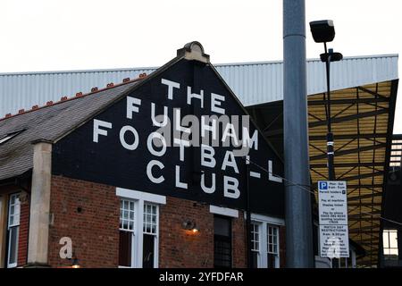 Craven Cottage, Fulham, Londres, Royaume-Uni. 4 novembre 2024. Premier League Football, Fulham versus Brentford ; The Cottage Inside Craven Cottage Stadium crédit : action plus Sports/Alamy Live News Banque D'Images