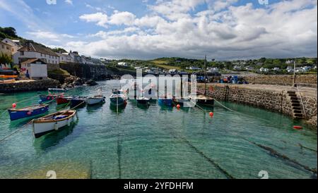 Port et village de Coverack, The Lizard, Cornwall, Royaume-Uni, juin 2024. Banque D'Images