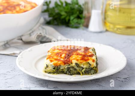 Épinards cuits au four avec fromage délicieuse cuisine italienne. Gratin d'épinards. Banque D'Images