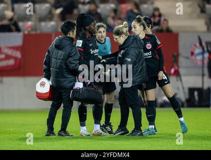 Nicole Anyomi (Eintracht Frankfurt Frauen, #19) muss behandelt werden. FC Bayern Muenchen Frauen gegen Eintracht Frankfurt, Fussball, Google Pixel Frauen-Bundesliga, 8. Spieltag, saison 2024/2025, 04.11.2024. (LA RÉGLEMENTATION DFB DU DFL INTERDIT TOUTE UTILISATION DE PHOTOGRAPHIES COMME SÉQUENCES D'IMAGES ET/OU QUASI-VIDÉO). Foto : Eibner Pressefoto/Heike Feiner Banque D'Images