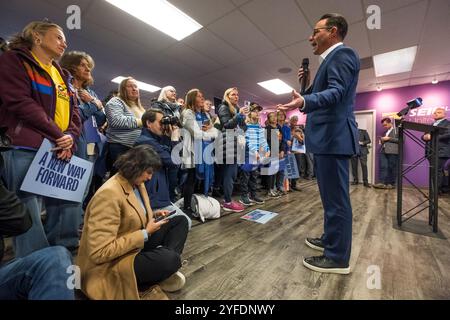 Harrisburg, Pennsylvanie, États-Unis, 4 novembre 2024. Le gouverneur de Pennsylvanie Josh Shapiro parle aux partisans de Harris Walz lors d'un rassemblement démocrate dans la salle du syndicat international des employés de Service à Harrisburg alors que les dernières heures avant le vote national de 2024 sont en baisse. John Lazenby/Alamy Live News Banque D'Images