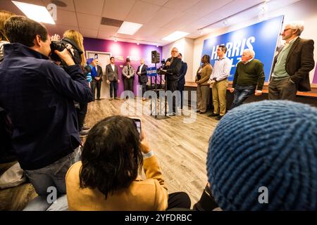 Harrisburg, Pennsylvanie, États-Unis, 4 novembre 2024. L'acteur Robert de Niro parle aux partisans de Harris Walz lors d'un rassemblement démocrate dans la salle du syndicat international des employés de Service à Harrisburg alors que les dernières heures avant le vote national de 2024 sont passées. À droite, les acteurs Martin Sheen et Sam Waterston. John Lazenby/Alamy Live News Banque D'Images