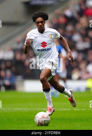 Kane Thompson-Sommers de Milton Keynes dons lors du match du premier tour de la Coupe de FA de l'Emirates au Stadium MK de Milton Keynes. Date de la photo : dimanche 3 novembre 2024. Banque D'Images