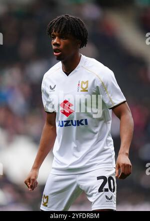 Kane Thompson-Sommers de Milton Keynes dons lors du match du premier tour de la Coupe de FA de l'Emirates au Stadium MK de Milton Keynes. Date de la photo : dimanche 3 novembre 2024. Banque D'Images