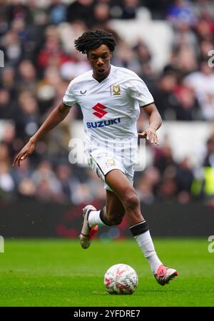 Kane Thompson-Sommers de Milton Keynes dons lors du match du premier tour de la Coupe de FA de l'Emirates au Stadium MK de Milton Keynes. Date de la photo : dimanche 3 novembre 2024. Banque D'Images