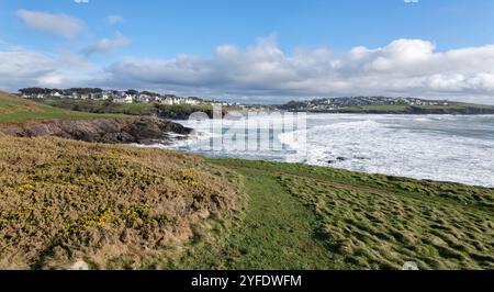 Vue de Hayle Bay et du village de Polzeath depuis Pwhole Head par une journée de brise, Cornwall, Royaume-Uni, mars 2024. Banque D'Images