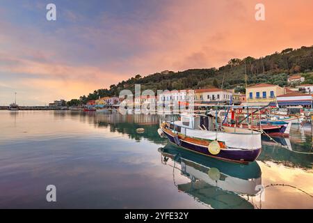 Le coucher de soleil au port de Katakolo, ville balnéaire près d'Olympia dans le Péloponnèse, en Grèce Banque D'Images
