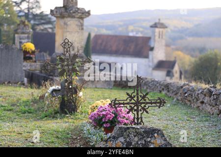 Jour et fête des morts dans le cimetière d'acountry. Cimetière, tombeau, voûte, mémoire du défunt, religion catholique, chrysanthèmes. Nouvelle-Aquitaine, Franc Banque D'Images