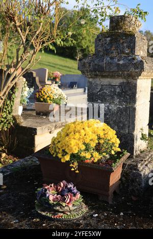 Jour et fête des morts dans le cimetière d'acountry. Cimetière, tombeau, voûte, mémoire du défunt, religion catholique, chrysanthèmes. Nouvelle-Aquitaine, Franc Banque D'Images