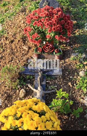 Jour et fête des morts dans le cimetière d'acountry. Cimetière, tombeau, voûte, mémoire du défunt, religion catholique, chrysanthèmes. Nouvelle-Aquitaine, Franc Banque D'Images