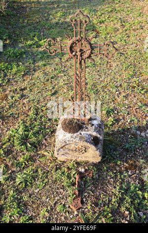 Jour et fête des morts dans le cimetière d'acountry. Cimetière, tombeau, voûte, mémoire du défunt, religion catholique, chrysanthèmes. Nouvelle-Aquitaine, Franc Banque D'Images