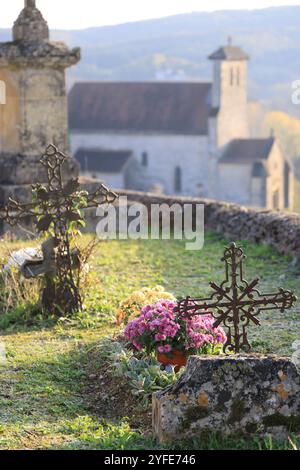 Jour et fête des morts dans le cimetière d'acountry. Cimetière, tombeau, voûte, mémoire du défunt, religion catholique, chrysanthèmes. Nouvelle-Aquitaine, Franc Banque D'Images