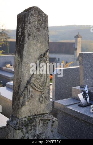 Jour et fête des morts dans le cimetière d'acountry. Cimetière, tombeau, voûte, mémoire du défunt, religion catholique, chrysanthèmes. Nouvelle-Aquitaine, Franc Banque D'Images