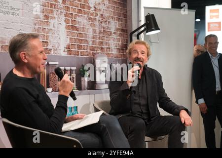 FRANCFORT-SUR-le-MAIN, Allemagne - 19 octobre 2024 : Thomas Gottschalk et Achim Bogdahn à la 76e Foire du livre de Francfort / Buchmesse Francfort Banque D'Images