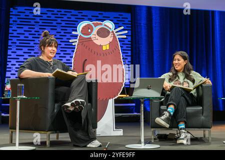 FRANCFORT-SUR-le-MAIN, Allemagne - 19 octobre 2024 : Marie Meimberg et mai Thi Nguyen-Kim à la 76e Foire du livre de Francfort / Buchmesse Francfort Banque D'Images