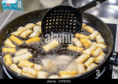 La pâte est frite en morceaux dans une poêle à l'huile (Pa Thong Ko), Baursaks ou chak chak est un plat national traditionnel. Photo de haute qualité Banque D'Images