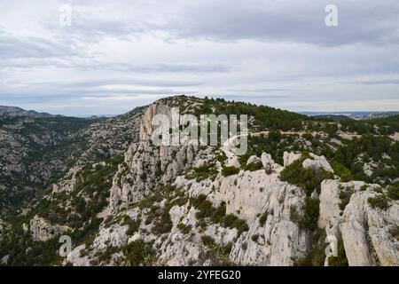 4 décembre 2019. Formations rocheuses dans le Parc National des Calanques à côté de Marseille, Sud de la France. Crédit : Vuk Valcic / Alamy Banque D'Images