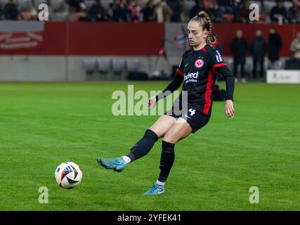 Muenchen, Deutschland. 04th Nov, 2024. Sophia Kleherne (Eintracht Frankfurt Frauen, #4). FC Bayern Muenchen Frauen gegen Eintracht Frankfurt, Fussball, Google Pixel Frauen-Bundesliga, 8. Spieltag, saison 2024/2025, 04.11.2024. (LA RÉGLEMENTATION DFB DU DFL INTERDIT TOUTE UTILISATION DE PHOTOGRAPHIES COMME SÉQUENCES D'IMAGES ET/OU QUASI-VIDÉO). Foto : Eibner Pressefoto/Heike Feiner crédit : dpa/Alamy Live News Banque D'Images