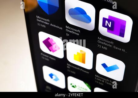 4 novembre 2024, Brésil. Dans cette illustration photo, le logo de l'application Microsoft Defender, Microsoft OneDrive, Microsoft OneNote est affiché sur un smartph Banque D'Images