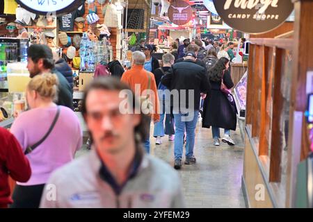 Philadelphie, États non liés. 04th Nov, 2024. Les gens affluent au Reading terminal Market pendant l'heure du déjeuner à Philadelphie, PA, le 4 novembre 2024, un jour à l'avance alors que la Nation se prépare pour les élections présidentielles américaines historiques de 2024. (Photo de Bastiaan Slabbers/Sipa USA) crédit : Sipa USA/Alamy Live News Banque D'Images