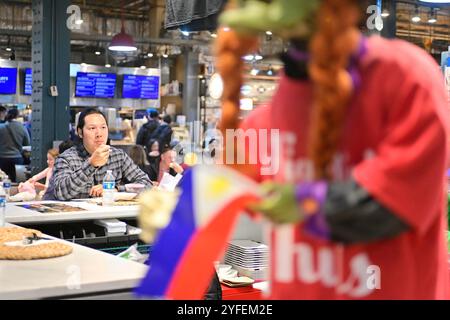 Philadelphie, États non liés. 04th Nov, 2024. Les gens affluent au Reading terminal Market pendant l'heure du déjeuner à Philadelphie, PA, le 4 novembre 2024, un jour à l'avance alors que la Nation se prépare pour les élections présidentielles américaines historiques de 2024. (Photo de Bastiaan Slabbers/Sipa USA) crédit : Sipa USA/Alamy Live News Banque D'Images