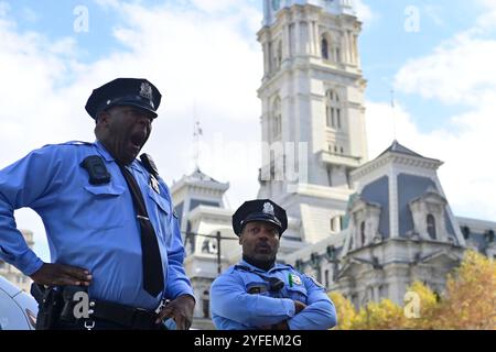 Philadelphie, États non liés. 04th Nov, 2024. Les policiers se tiennent près de Love Park et de l'hôtel de ville de Philadelphie à l'heure du déjeuner dans le centre-ville de Philadelphie, PA, le 4 novembre 2024, un jour à l'avance alors que la Nation se prépare pour les élections présidentielles américaines historiques de 2024. (Photo de Bastiaan Slabbers/Sipa USA) crédit : Sipa USA/Alamy Live News Banque D'Images