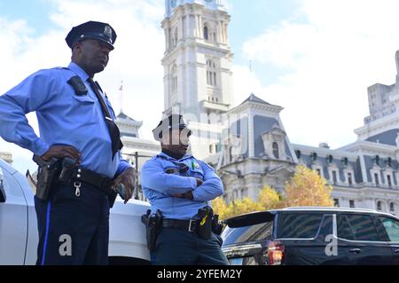 Philadelphie, États non liés. 04th Nov, 2024. Les policiers se tiennent près de Love Park et de l'hôtel de ville de Philadelphie à l'heure du déjeuner dans le centre-ville de Philadelphie, PA, le 4 novembre 2024, un jour à l'avance alors que la Nation se prépare pour les élections présidentielles américaines historiques de 2024. (Photo de Bastiaan Slabbers/Sipa USA) crédit : Sipa USA/Alamy Live News Banque D'Images