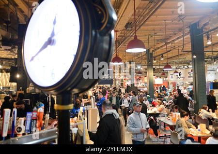 Philadelphie, États non liés. 04th Nov, 2024. Les gens affluent au Reading terminal Market pendant l'heure du déjeuner à Philadelphie, PA, le 4 novembre 2024, un jour à l'avance alors que la Nation se prépare pour les élections présidentielles américaines historiques de 2024. (Photo de Bastiaan Slabbers/Sipa USA) crédit : Sipa USA/Alamy Live News Banque D'Images