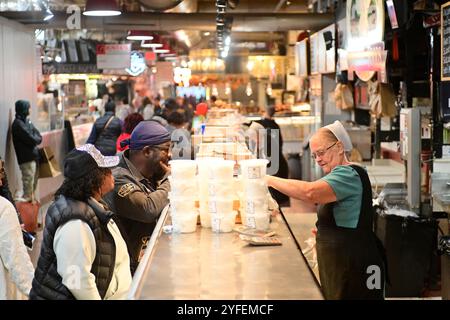 Philadelphie, États non liés. 04th Nov, 2024. Les gens affluent au Reading terminal Market pendant l'heure du déjeuner à Philadelphie, PA, le 4 novembre 2024, un jour à l'avance alors que la Nation se prépare pour les élections présidentielles américaines historiques de 2024. (Photo de Bastiaan Slabbers/Sipa USA) crédit : Sipa USA/Alamy Live News Banque D'Images
