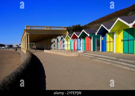 Cabanes de plage en bois peintes multicolores à la station balnéaire de Barry Island, pays de Galles du Sud, Royaume-Uni Banque D'Images