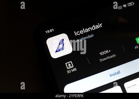 4 novembre 2024, Brésil. Dans cette illustration photo, le logo de l'application Icelandair est affiché sur l'écran d'un smartphone Banque D'Images