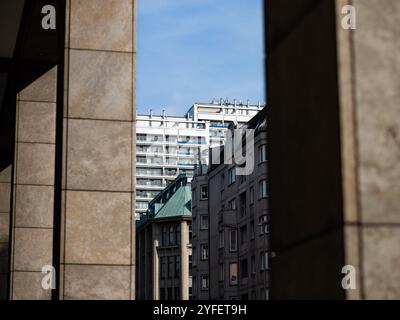 Architecture résidentielle différente dans le centre-ville de Berlin en raison de différents besoins dans les temps passés. Contrastes architecturaux des bâtiments. Banque D'Images