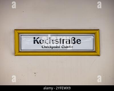 Panneau Kochstraße à la station de métro de Berlin Kreuzberg, Allemagne. Nom de l'emplacement du transport en commun. Mur blanc avec lettres. Banque D'Images