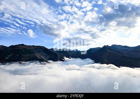 Paysage de montagne pittoresque dans les montagnes de Kaçkar, Artvin - vue imprenable sur les sommets au-dessus des nuages avec ciel vibrant et atmosphère sereine Banque D'Images